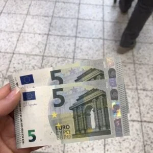 Banconote false 5 euro in vendita